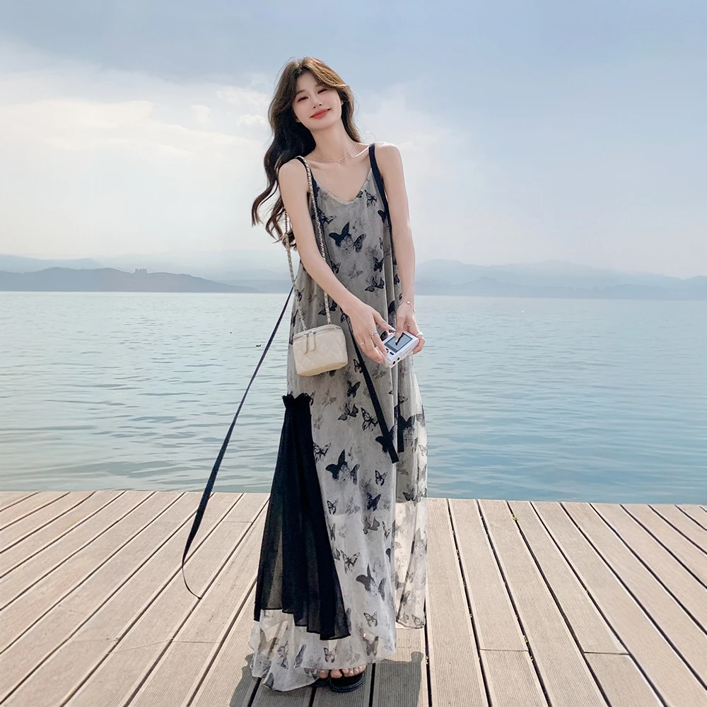灰色蝴蝶水墨画吊带连衣裙女2025夏季新款高级感海边度假沙滩长裙