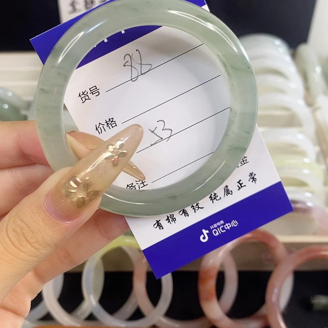 未镶嵌手镯石英质玉.