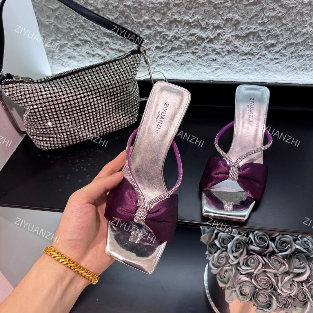 【真诚缘】紫色绸缎水钻高跟凉鞋女2025夏新款蝴蝶结露趾外穿凉拖鞋