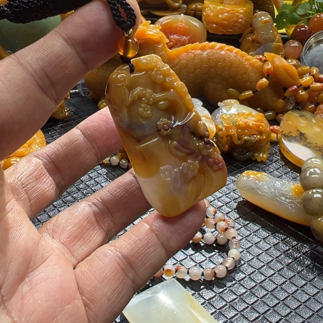 石英质玉未镶嵌颈饰
