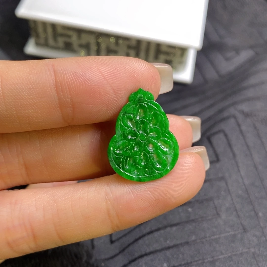翡翠未镶嵌吊坠(不含链)辣阳绿葫芦浮雕片片