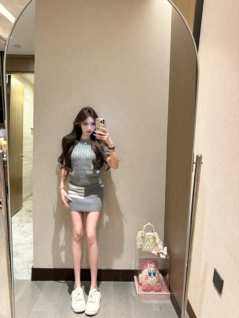 周周·【学院风】小马刺绣针织短袖四杠半身裙套装