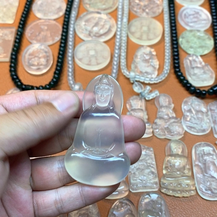 她***的蛇纹石玉未镶嵌颈饰