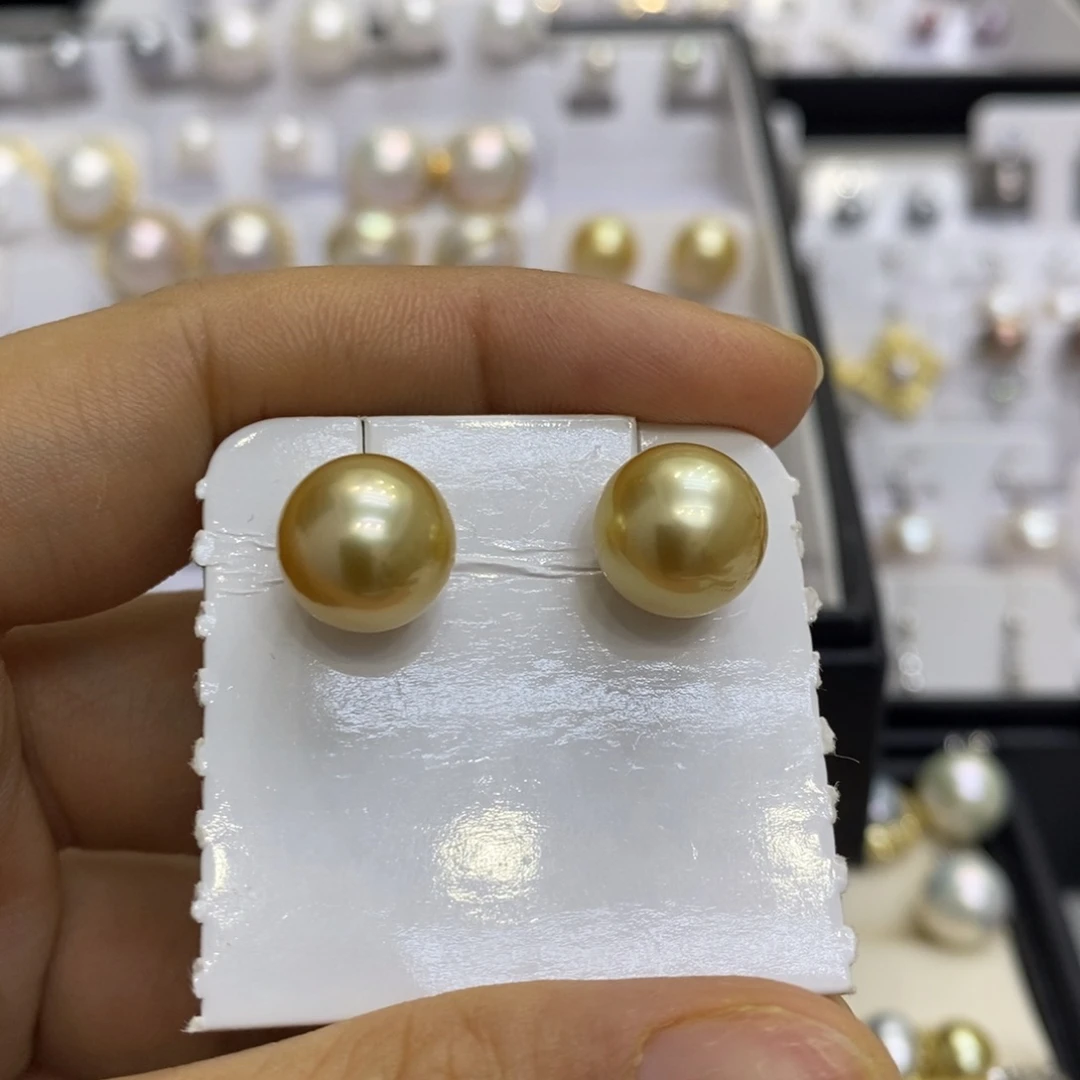 18K金镶嵌海水珍珠耳饰