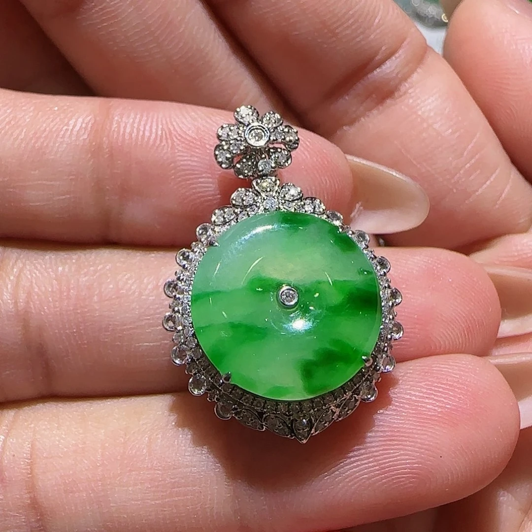 【闪购商品】颈饰18K金镶嵌翡翠天然