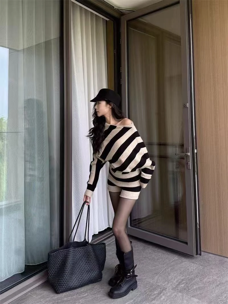 复古撞色条纹斜肩长袖套头毛衣女秋季休闲套装针织直筒短裤两件套