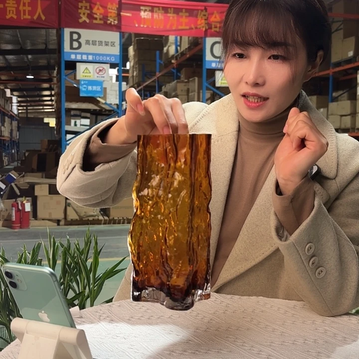 琥珀金色玻璃花瓶一只