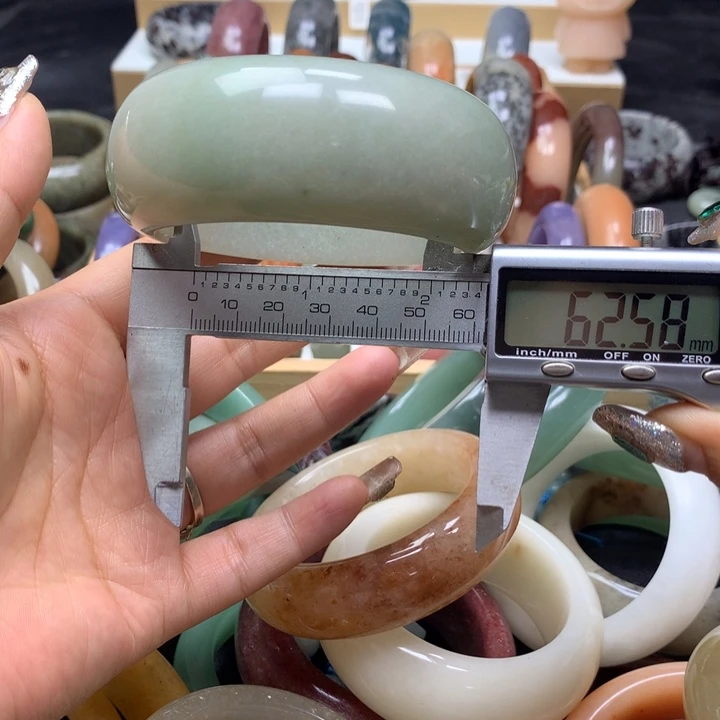 未镶嵌手镯石英质玉