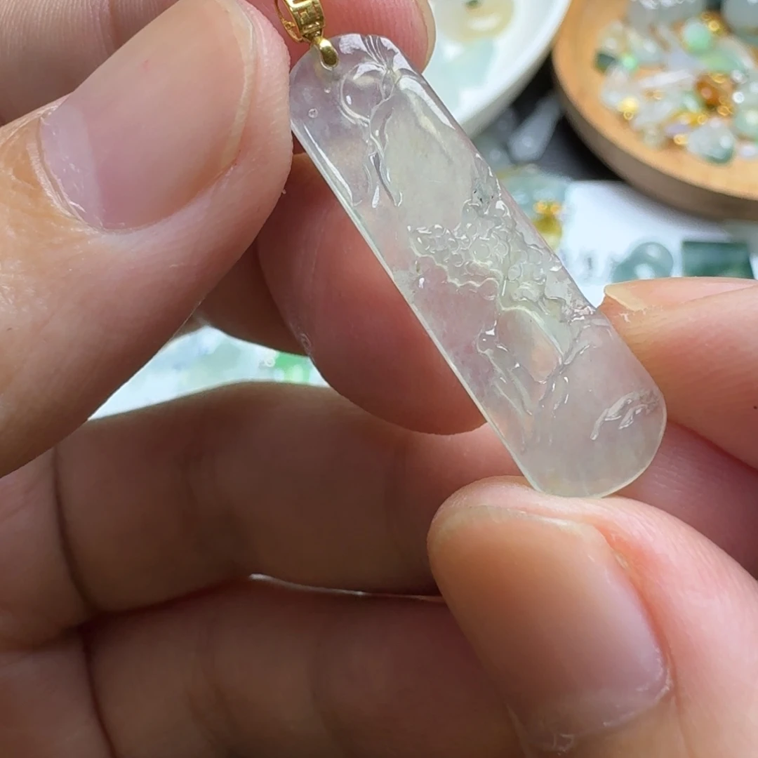 翡翠18K金镶嵌颈饰小冰山水