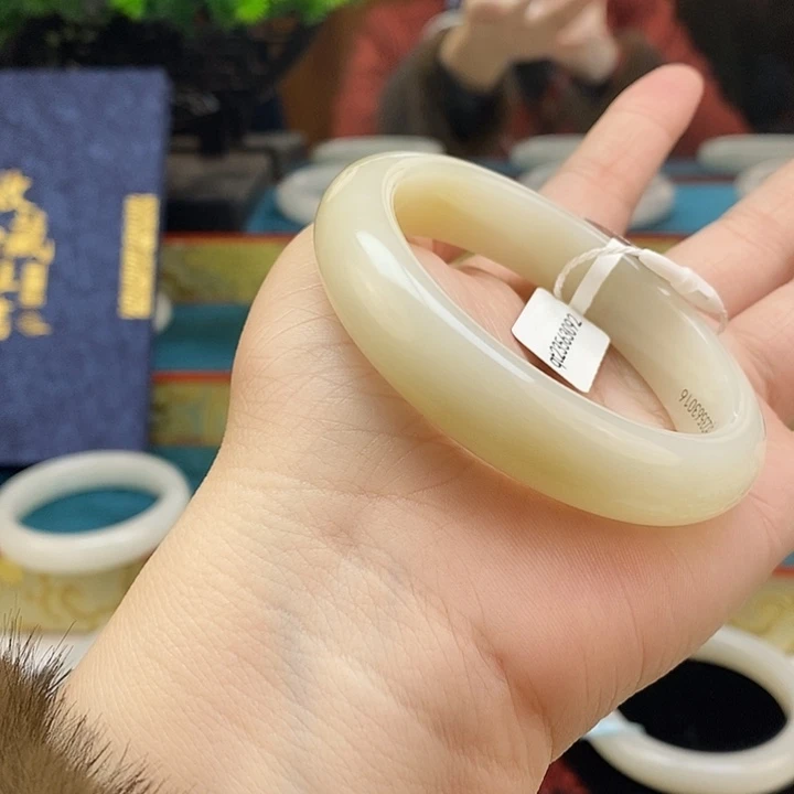 艺***朵和田玉未镶嵌手镯