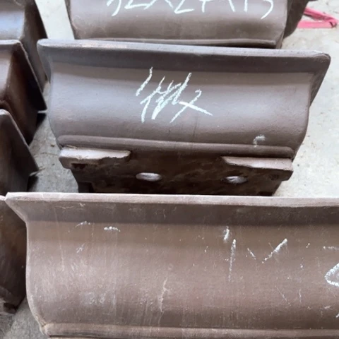 紫砂花盆50-3。      微瑕