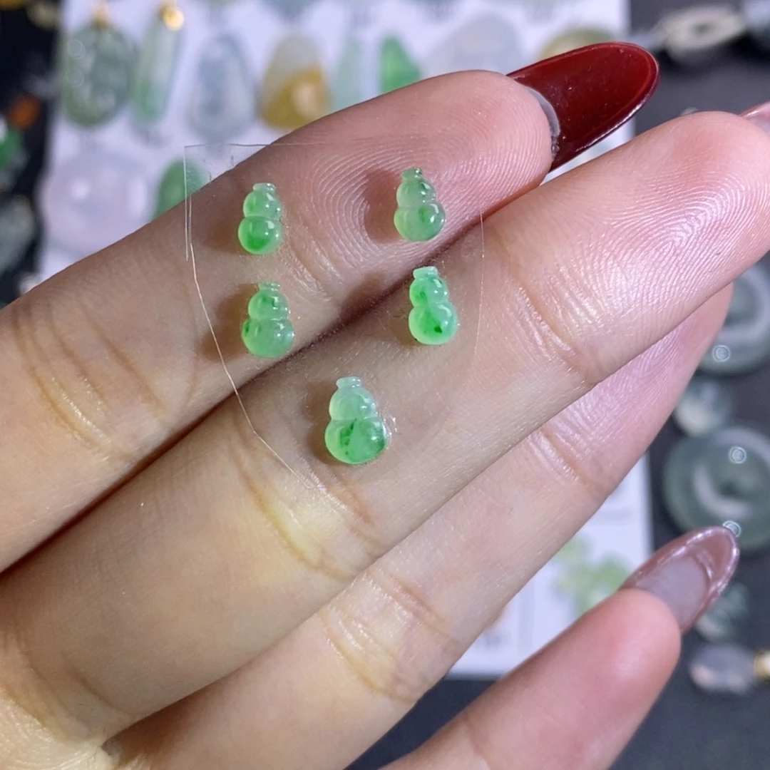 翡翠颈饰未镶嵌?**葫芦