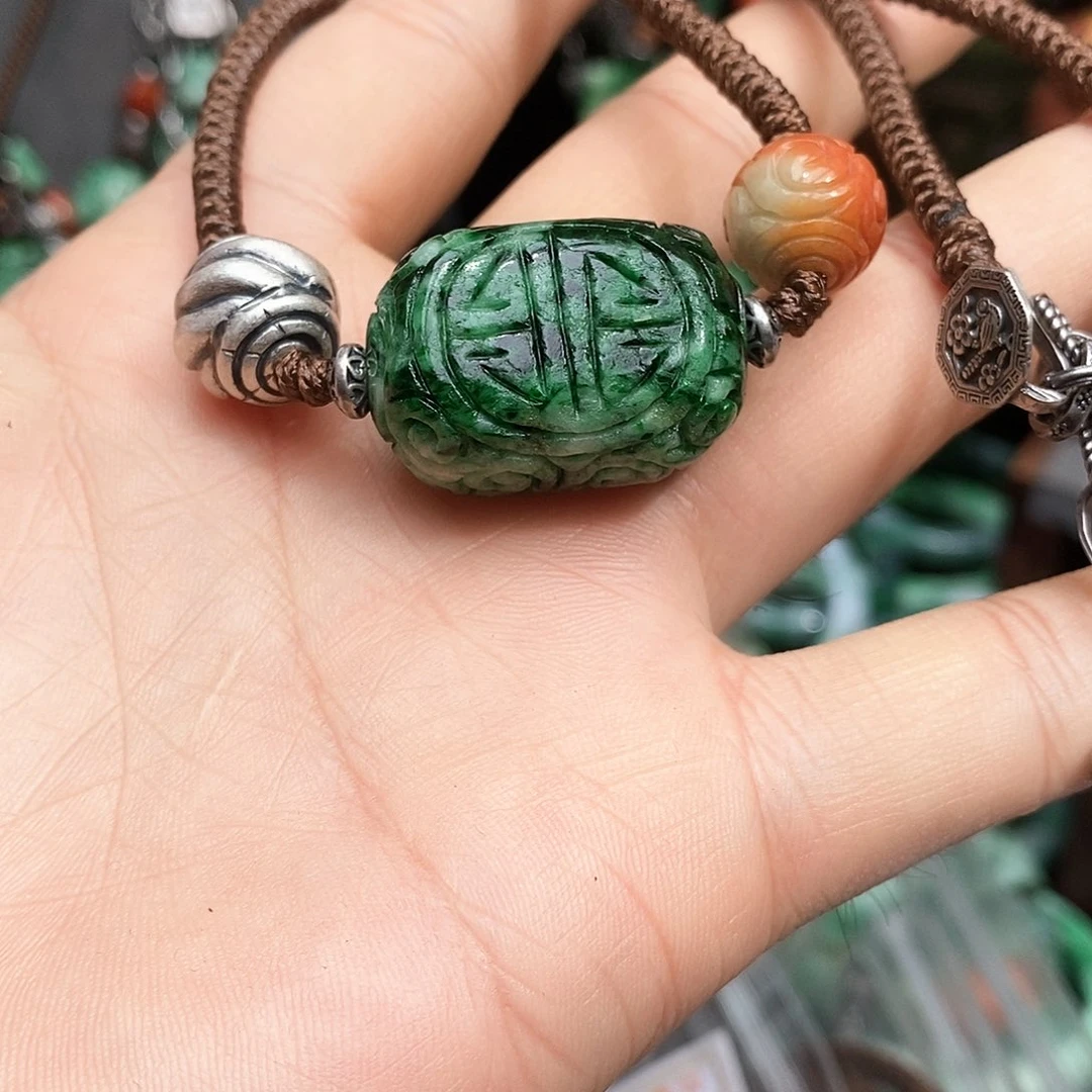 颈饰未镶嵌翡翠漂亮美眉也