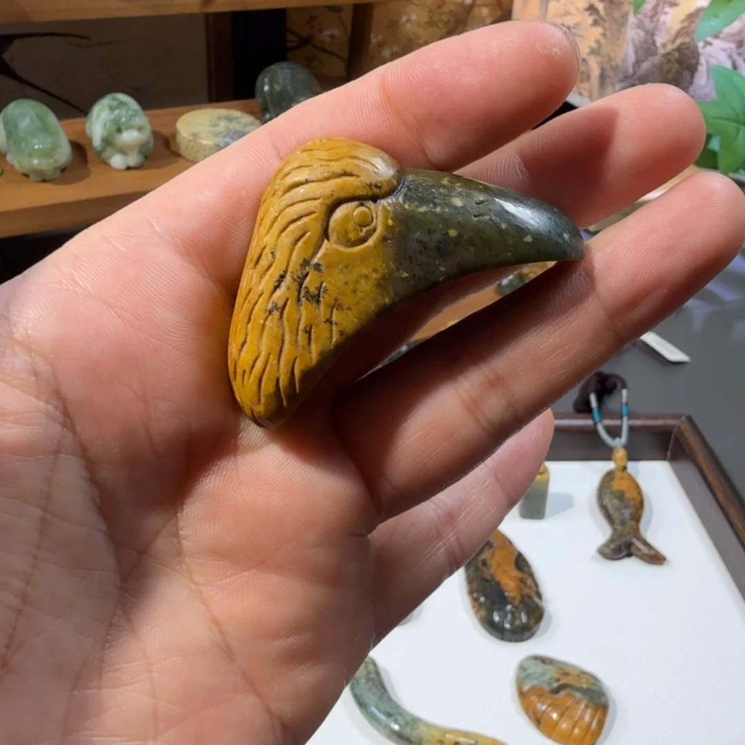 小***草岫岩河磨玉（透闪石质玉）未镶嵌颈饰