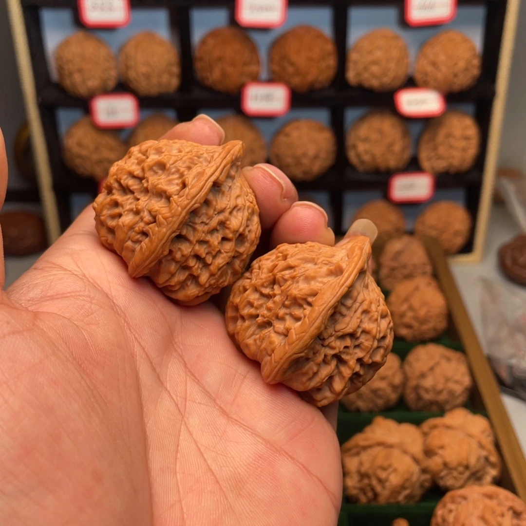 吊坠文玩核桃半日红