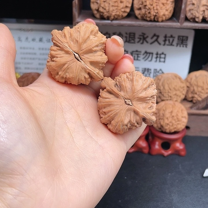 吊坠文玩核桃三角白狮子40尺