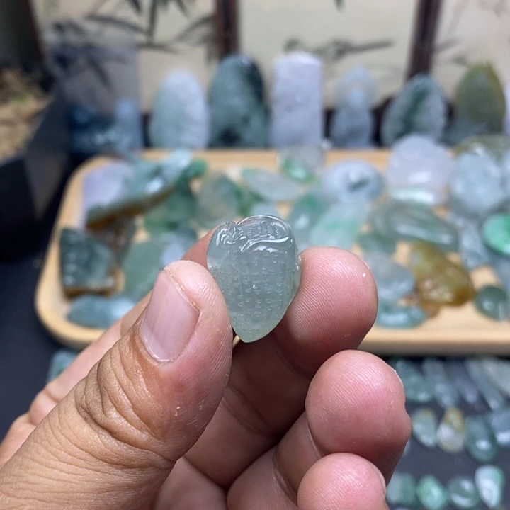 翡翠未镶嵌颈饰花生