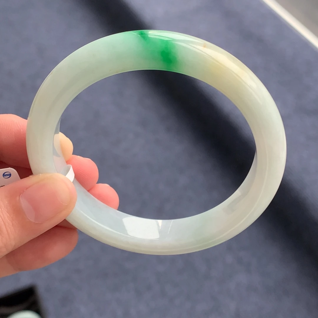 翡翠手镯未镶嵌白底青