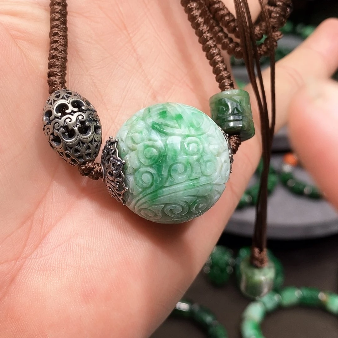 颈饰未镶嵌翡翠漂亮美眉