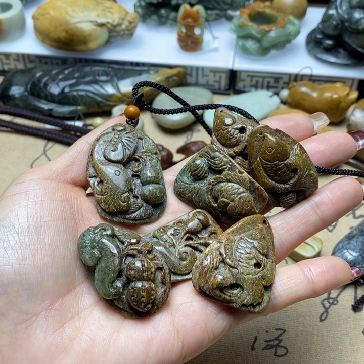 透闪石质玉手把未镶嵌住***里