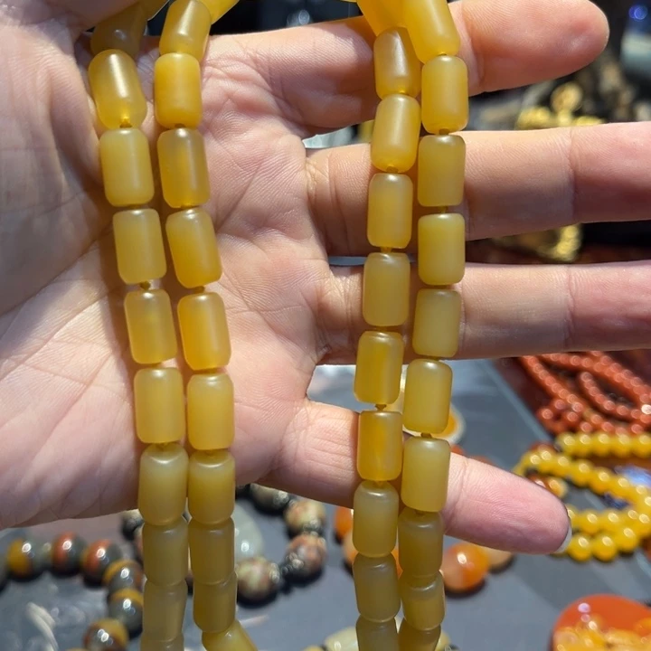 未镶嵌石英质玉（黄龙玉）颈饰