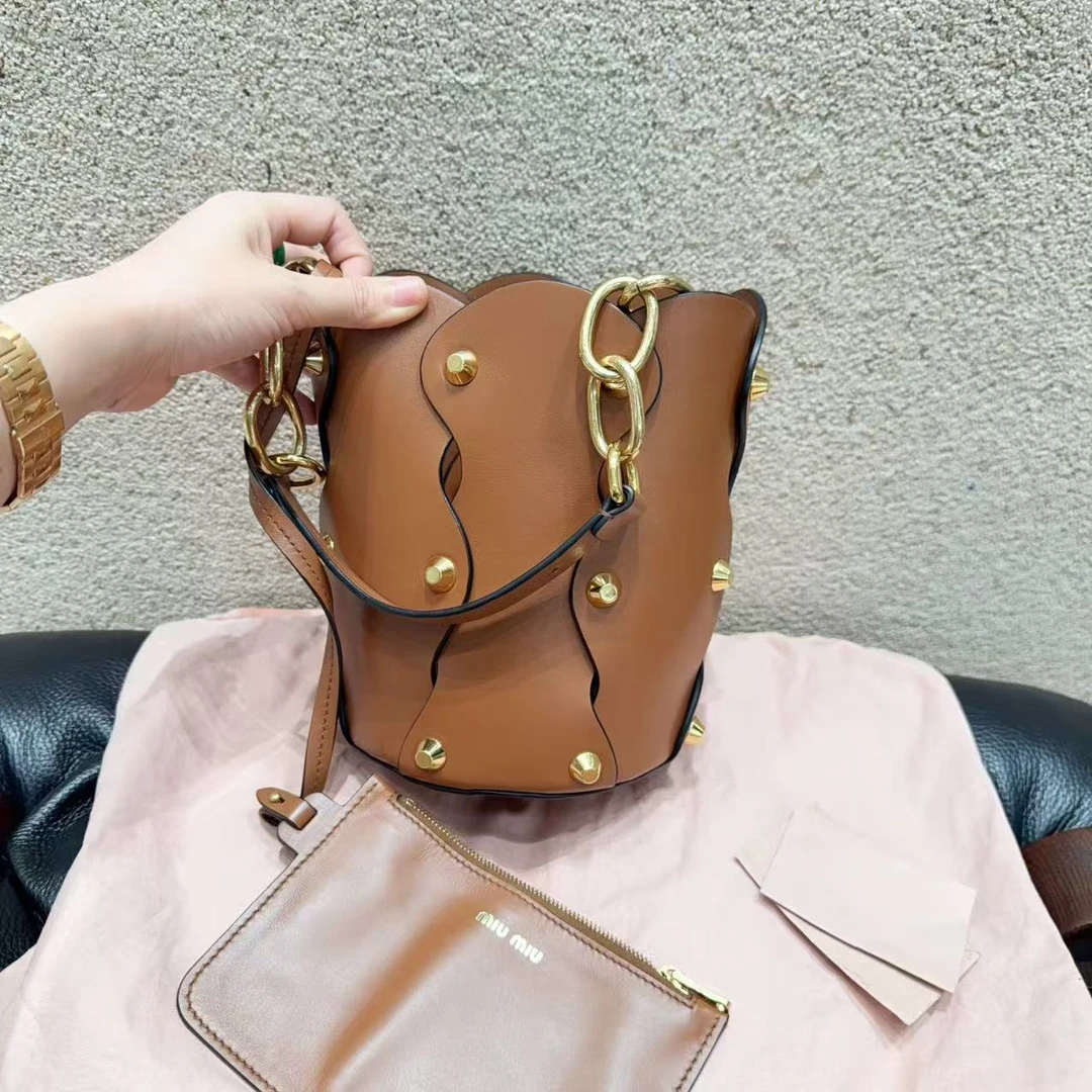 99新 MIU MIU/缪缪 干邑色铆钉水桶单肩斜挎包！尺寸16*20cm！