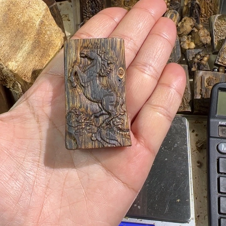 沉香吊坠荣*轩棋楠沉香雕刻牌吊坠9.8克