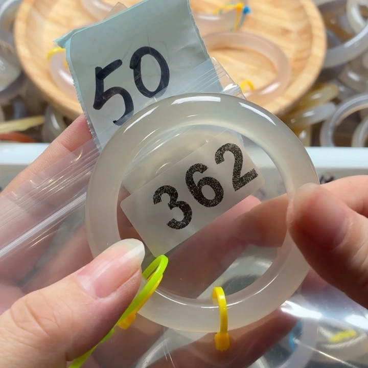 哈***玛瑙/玉髓未镶嵌手镯