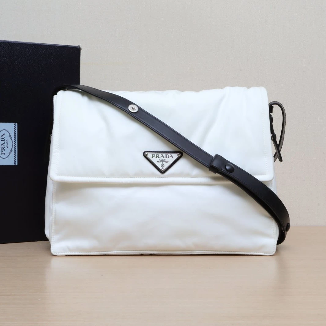 95新 Prada/普拉达 【黑黑】邮差包 大号 白色 尼龙