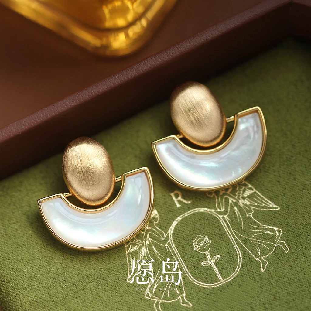 愿岛 黄铜贝壳耳饰 法式复古气质小众拉丝金属扇形贝壳耳钉EH2458