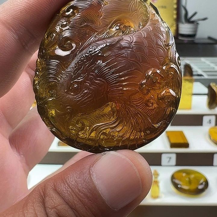 琥珀未镶嵌颈饰龙鱼