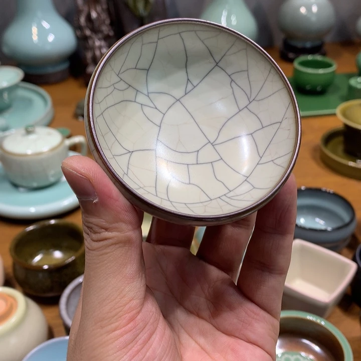 无***为龙泉青瓷手工制作