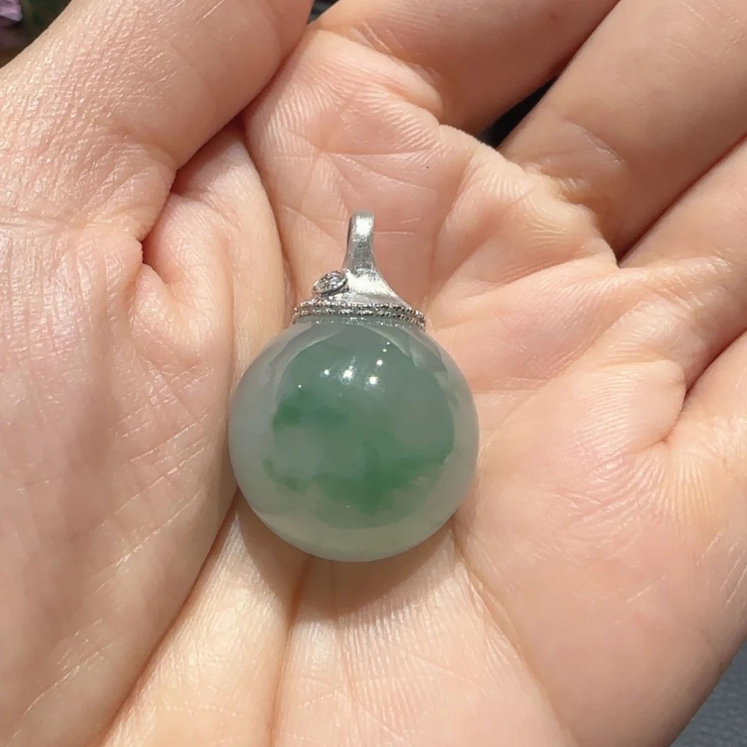 翡翠18K金镶嵌颈饰大圆珠