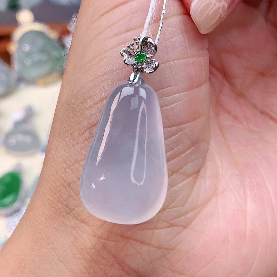 颈饰18K金镶嵌翡翠瓜