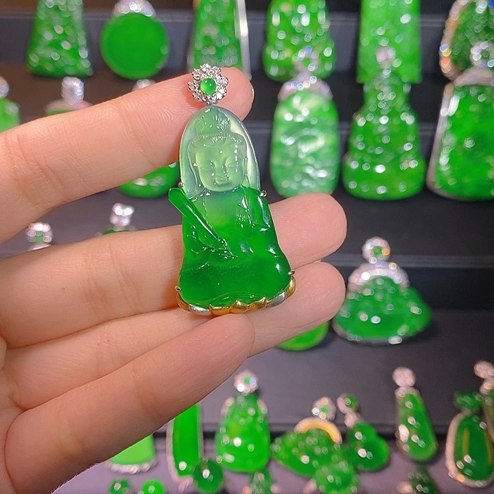 翡翠18K金镶嵌颈饰是