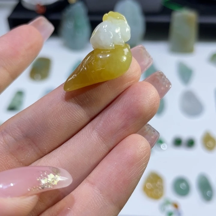 翡翠未镶嵌颈饰兔子