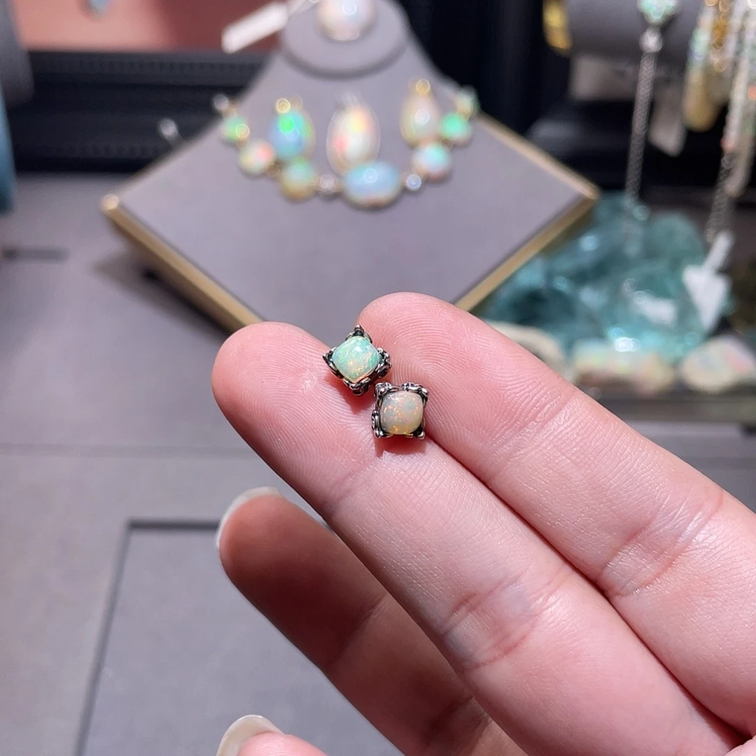 银S925镶嵌欧泊耳钉）。*