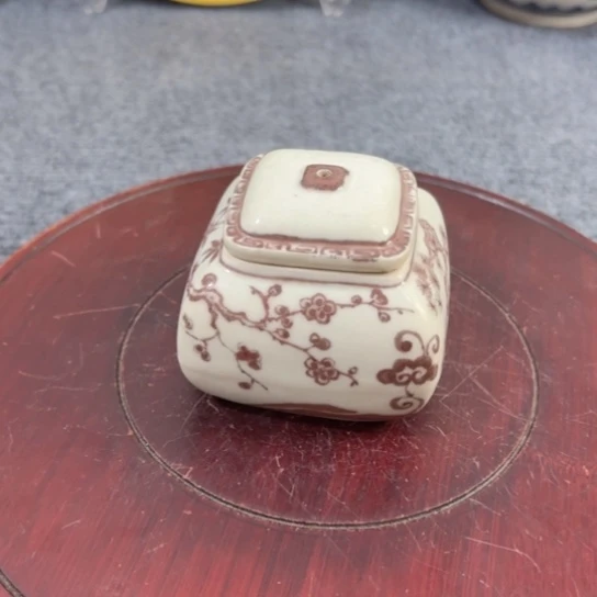 张***根一个釉里红缠枝花茶叶罐