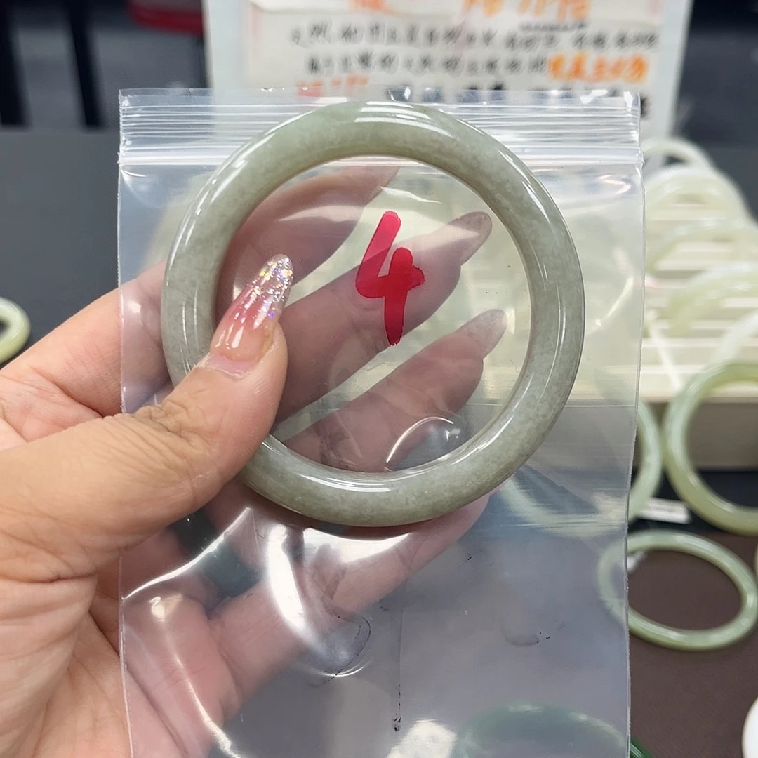 周***白和田玉未镶嵌手镯