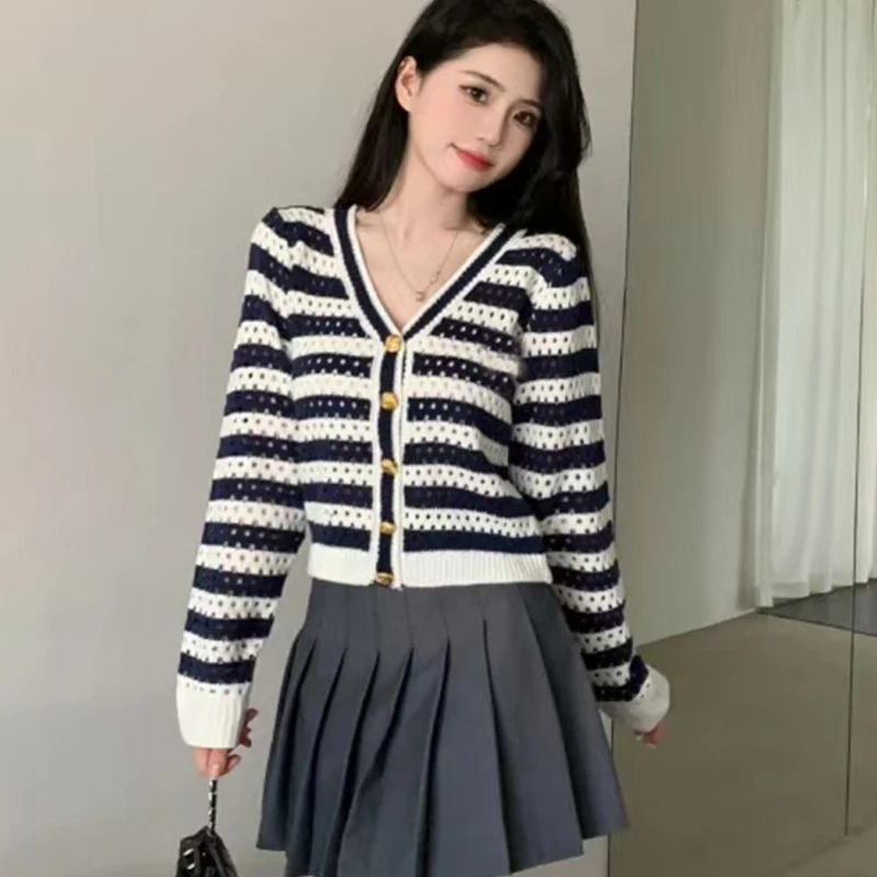 2025新款小香风条纹撞色V领开衫镂空休闲显瘦55104