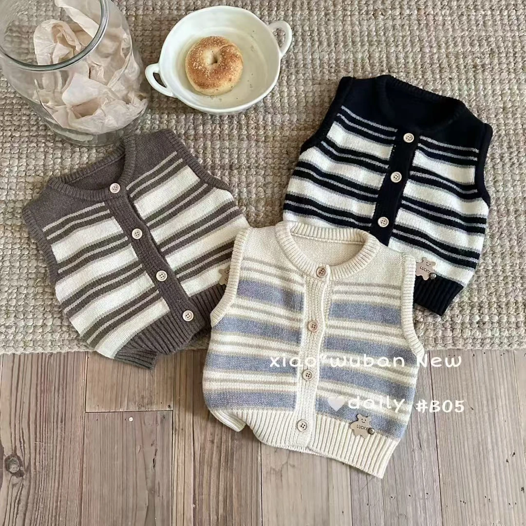 B05小五班男宝条纹简约毛衣马甲