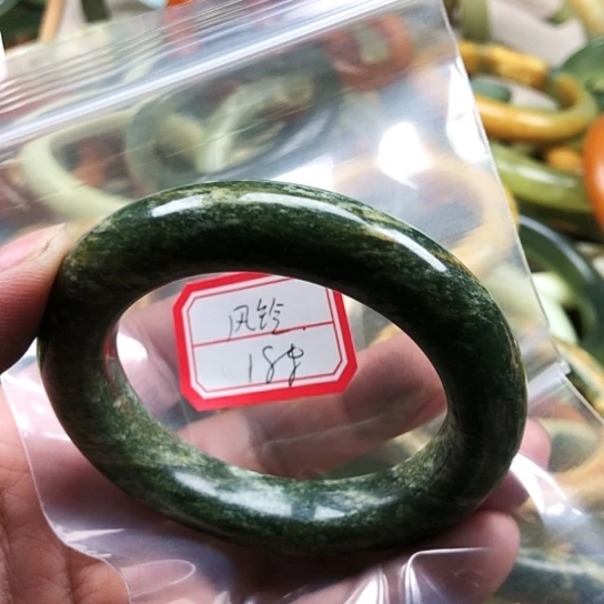 蛇纹石玉手镯未镶嵌风*?