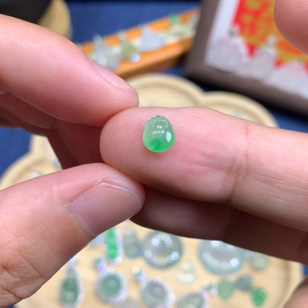 翡翠未镶嵌颈饰金蟾