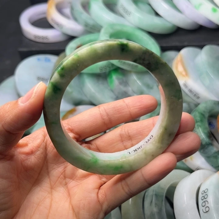 定制翡翠未镶嵌翡翠手镯