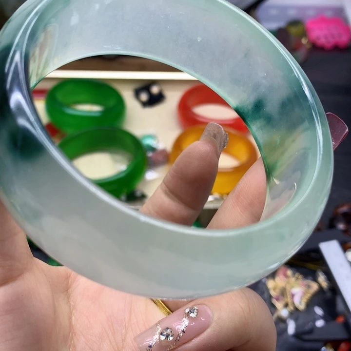 翡翠颈饰未镶嵌手镯