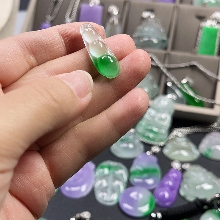 翡翠未镶嵌颈饰豆豆