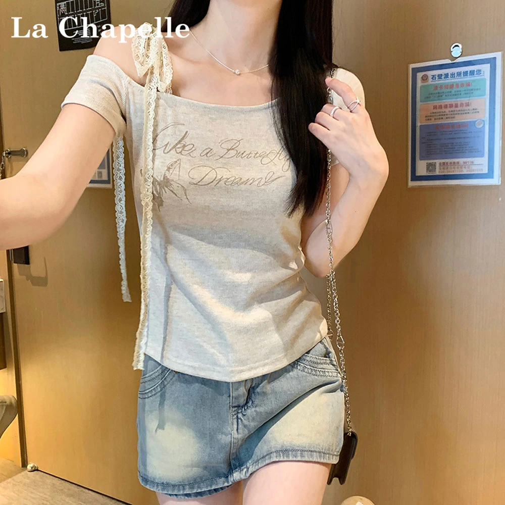 拉夏贝尔纯欲斜领露肩字母短袖T恤女2025夏新款修身显瘦印花上衣