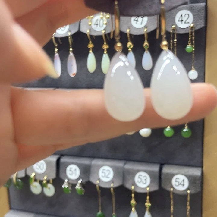 和田玉18K金镶嵌耳饰