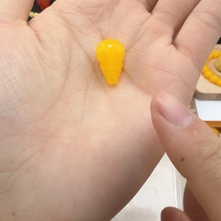 蜜蜡鸡油黄三通一颗