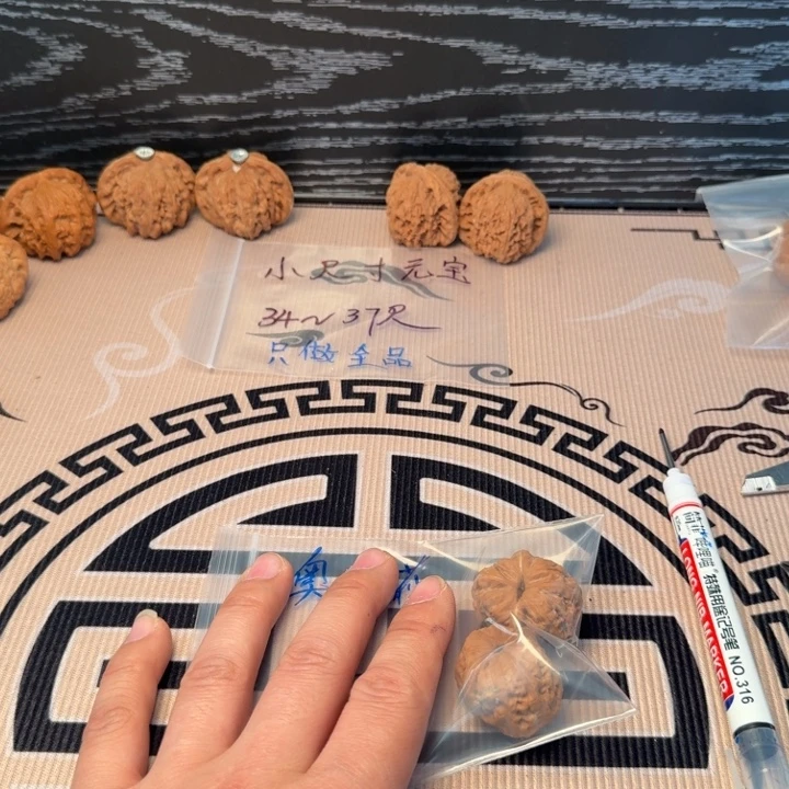 奥***莉大叶紫檀（黑酸枝木类）